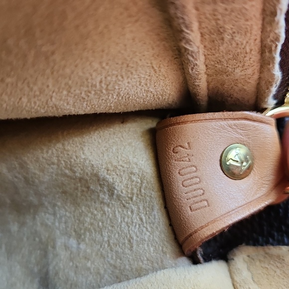 LOUIS VUITTON Monogram Looping GM Bag 2002 - Picture 17 of 17